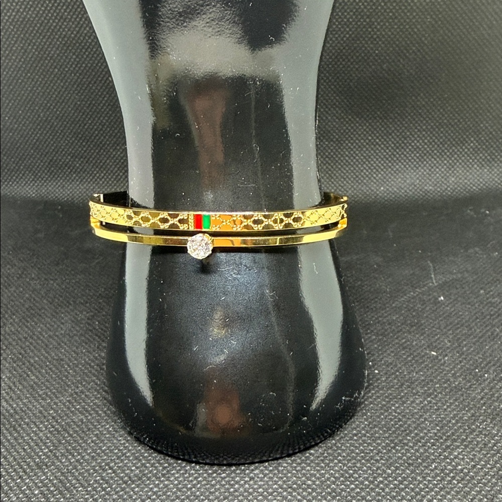✅ PRICE IS FIRM ✅ Fashion Elegant Gold Bracelet with Crystal Accent